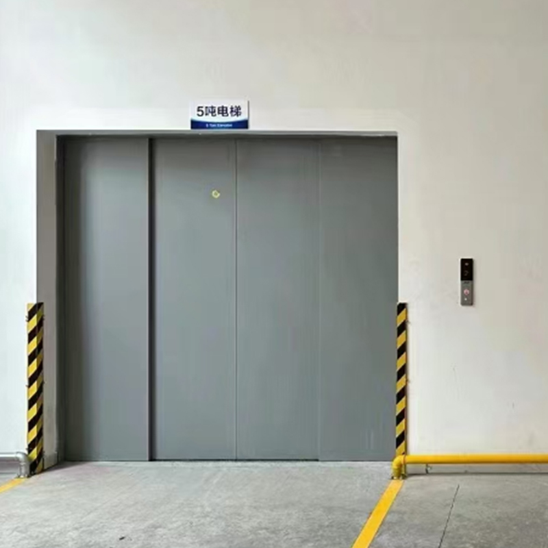 Elevatore merci a trazione